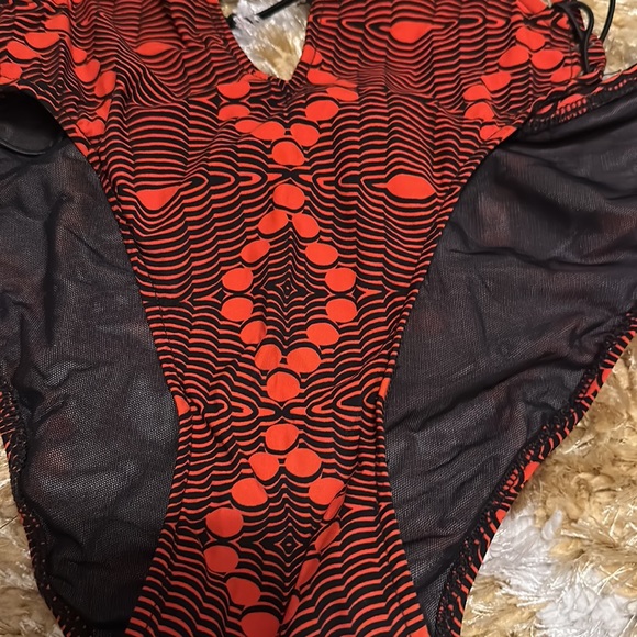 Medium One Piece - Picture 4 of 5